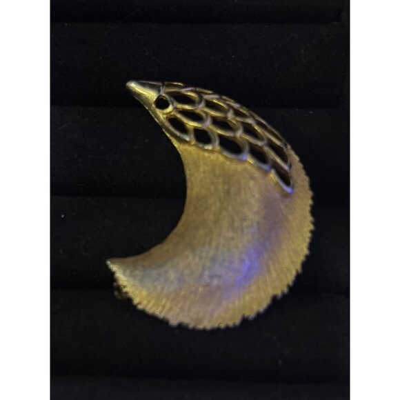 Vintage JJ Gold-Tone Crescent Moon Brooch With Filigree Detailing Gold Tone - Picture 9 of 9